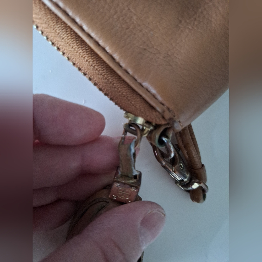 Tory Burch tan leather zip wallet/wristlet with a tassel - Picture 7 of 7